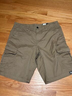 NWT urban pipeline Men's Cargo Shorts in Tan. Size 36